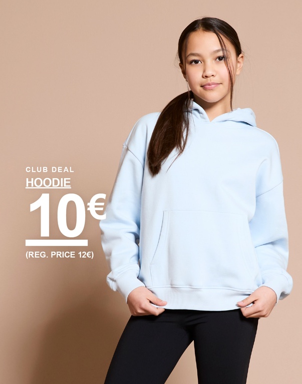 Mädchen in hellblauem Hoodie und schwarzer Hose steht vor hellem Hintergrund. Text: „Hoodie 10 € (reg. Preis 12 €)“.