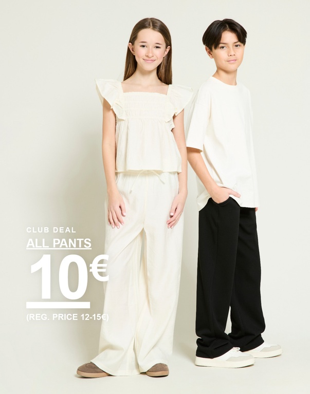 Zwei Kinder in hellen Oberteilen und Hosen in Beige und Schwarz. Kampagnentext: „ALL PANTS, 10€“