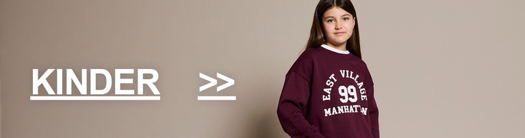 Kind in bordeauxfarbenem Sweatshirt mit Print und blauer Jeans. Kategorie-Button mit Text: "KINDER >>"
