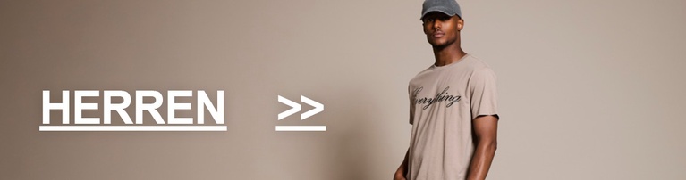 Junge in beigem T-Shirt mit Print und heller Jeans. Kategorie-Button mit Text: "HERREN >>"