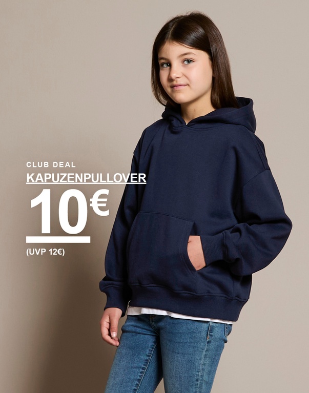 Mädchen im dunkelblauen Hoodie. CLUB DEAL – HOOD 10 € (Regulärer Preis 12 €)