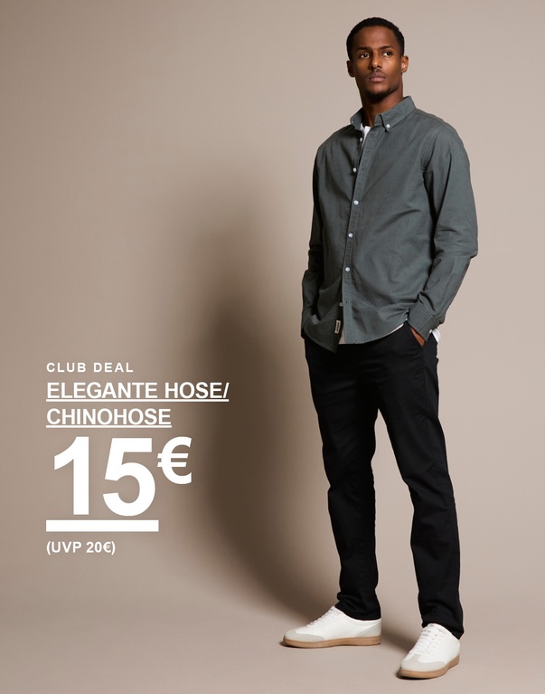 Mann im dunkelgrünen Hemd und schwarzen Chinos mit Text "Club Deal Elegante Hose/Chinohose 15€ (UVP 20€)".