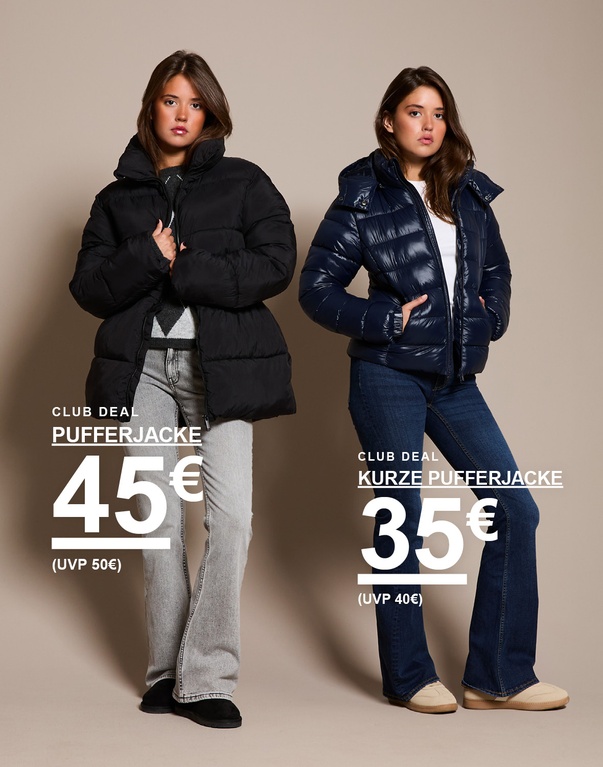 "Zwei Mädchen in Pufferjacken, eine schwarze längere Modell und eine dunkelblaue kurze Modell. Kampagnentext: 'CLUB DEAL, PUFFERJACKE 45€ (UVP 50€)' und 'CLUB DEAL, KURZE PUFFERJACKE 35€ (UVP 40€)'."