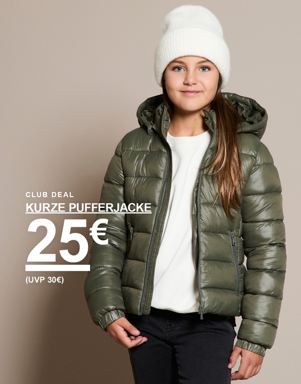 Mädchen in grüner kurzer Steppjacke und weißer Mütze. CLUB DEAL – KURZE PUFFERJACKE 25 € (Regulärer Preis 30 €)