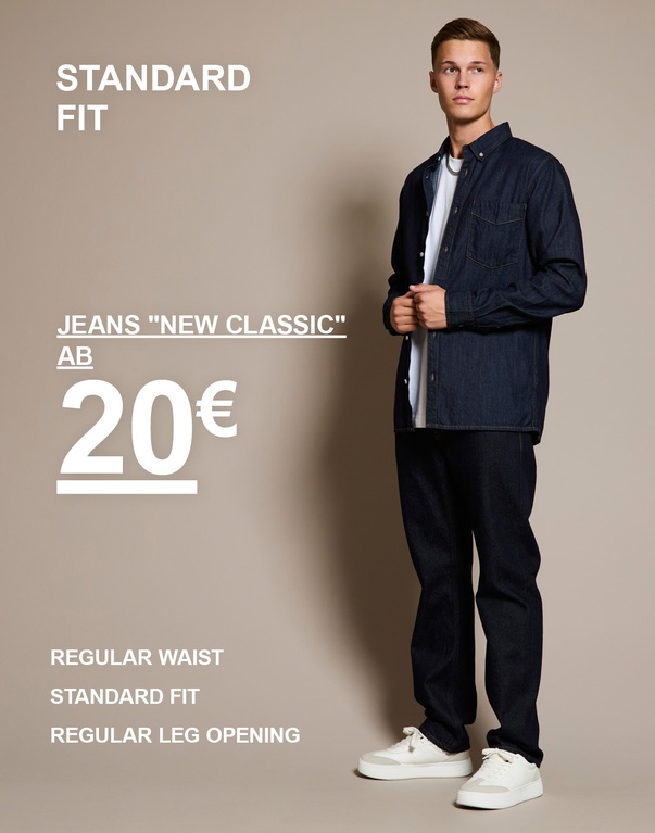 Zwei Männer in dunkelblauen Jeans „New Classic“. Der eine trägt einen beigen Strickpullover, der andere ein braunes Zip-Sweatshirt. Kampagnentext: „JEANS ‚NEW CLASSIC‘ AB 20€