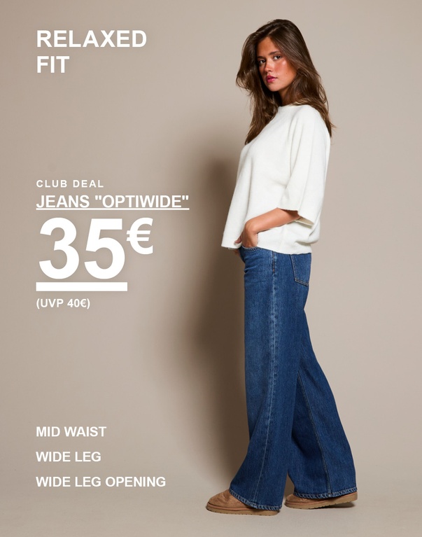 Zwei Frauen in weißen Tops und dunkelblauen Jeans „Optiwide“. Kampagnentext: „JEANS ‚OPTIWIDE‘ 35€ (statt 40€), BACK IN STOCK