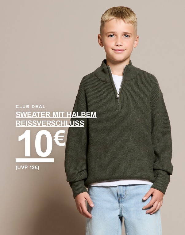 Junge in grünem Strickpullover mit halbem Reißverschluss. Text: „Club Deal Sweater mit halbem Reißverschluss 10 € (UVP 12 €)“.