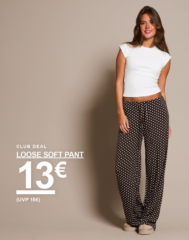Frau in weißem Top und brauner Hose mit weißen Punkten. Kampagnentext: "CLUB DEAL, LOOSE SOFT PANT, 13€ (UVP 15€)".