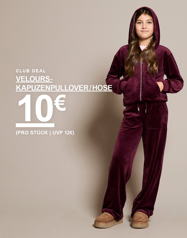 Mädchen in einem bordeauxfarbenen Velours-Set mit Kapuzenpullover und Hose. Text: „Club Deal Velours-Kapuzenpullover/Hose 10 € (pro Stück | UVP 12 €)“.