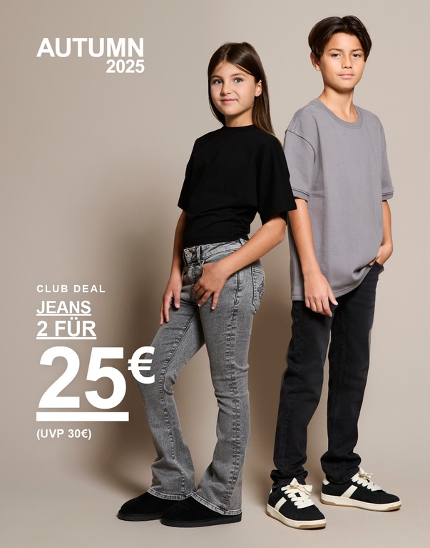 Mädchen und Junge in Jeans und T-Shirts vor beigem Hintergrund. Text: „Autumn 2025. Club Deal Jeans 2 für 25 € (UVP 30 €)“.