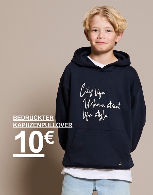 Junge in dunkelblauem Kapuzenpullover mit dem Aufdruck „City life, Urban street, life style“. Text: „Bedruckter Kapuzenpullover 10 €“.