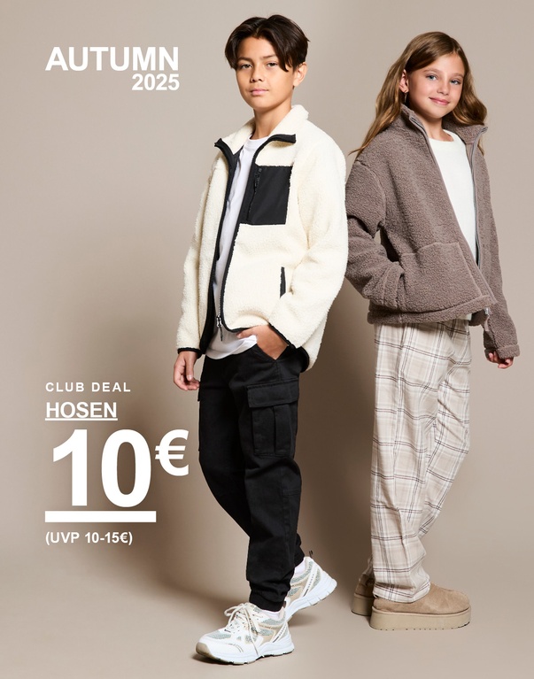 Junge in weißer Fleecejacke und schwarzen Cargohosen sowie Mädchen in brauner Fleecejacke und karierten Hosen. Text: „Autumn 2025. Club Deal Hosen 10 € (UVP 10–15 €)“.