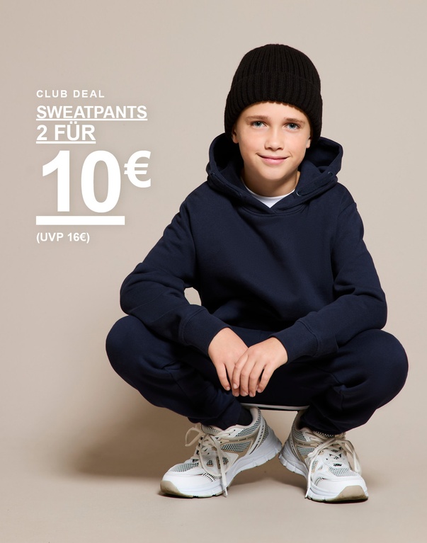 Junge in Sweatpants sitzt in Hockstellung. Text: „Club Deal Sweatpants 2 für 10 € (UVP 16 €)“.