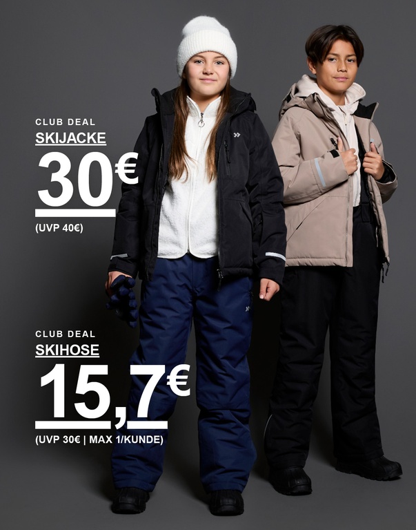 Mädchen in schwarzer Skijacke und dunkelblauer Skihose sowie Junge in beiger Skijacke und schwarzer Skihose vor dunklem Hintergrund. Text: „Club Deal Skihose 15,7 € (UVP 30 € | max. 1/Kunde)“ und „Club Deal Skijacke 30 € (UVP 40 €)“.