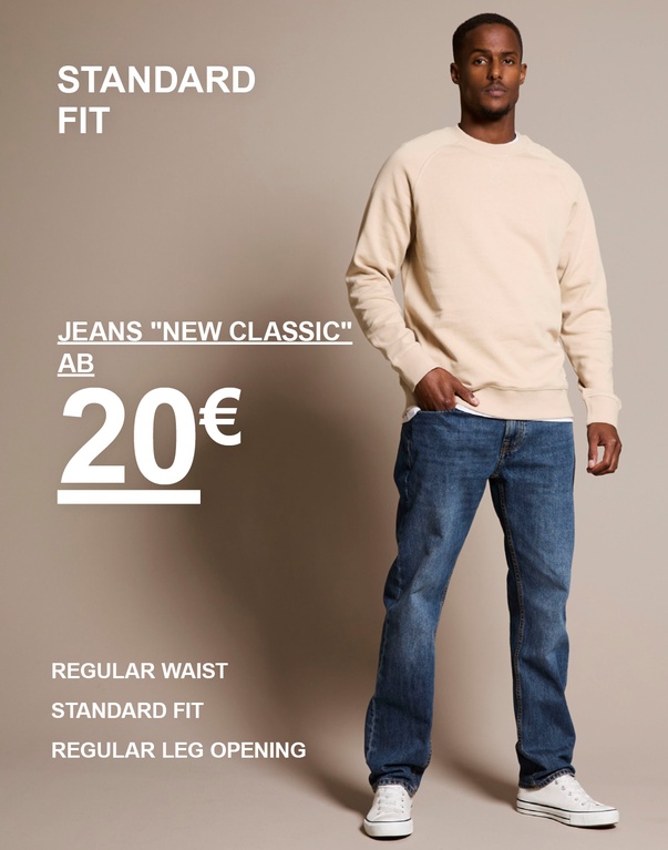 Zwei Männer in Jeans – der eine in dunkelblauem Denim mit dunkelblauem Jeanshemd, der andere in mittelblauem Denim mit beigem Sweatshirt. Sie stehen vor beigem Hintergrund. Kampagnentext: „JEANS ‚NEW CLASSIC‘ AB 20 €“