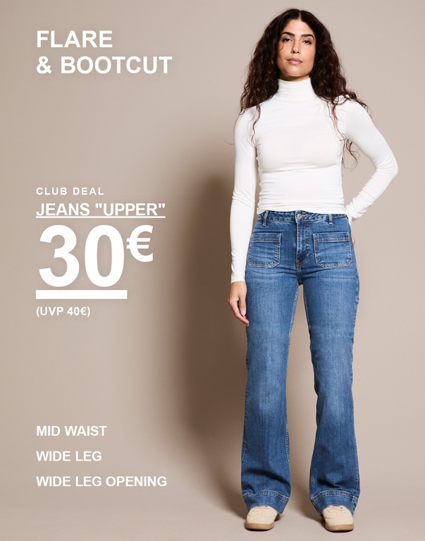 Zwei Frauen in weißen Oberteilen und Jeans – eine in mittelblauem Denim und die andere in dunkelblauem Denim. Kampagnentext: „CLUB DEAL, JEANS ‚UPPER‘ 30 € (UVP 40 €)“.