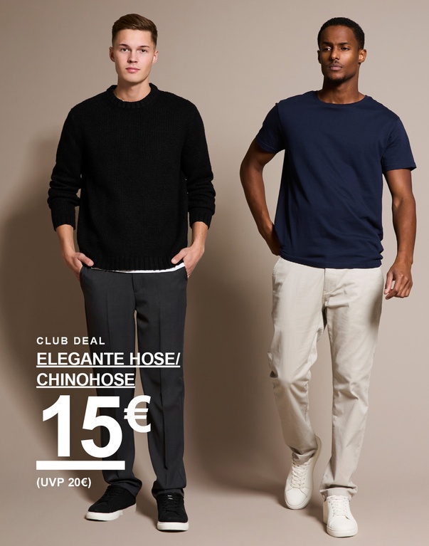 Zwei Männer; der eine trägt einen schwarzen Strickpullover und dunkle Hose, der andere ein marineblaues T-Shirt und helle Chinos. Text auf dem Bild zeigt: „Club Deal Elegante Hose/Chinohose 15 € (UVP 20 €)“.