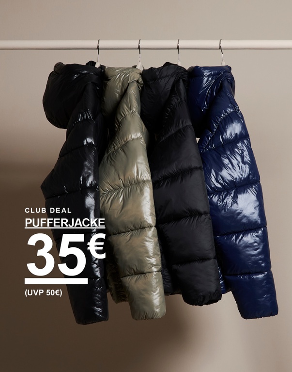 Vier Steppjacken in den Farben Schwarz, Olivgrün, Dunkelgrau und Marineblau hängen an einer Kleiderstange. Text auf dem Bild zeigt: „Club Deal Pufferjacke 35€ (UVP 50€)“.