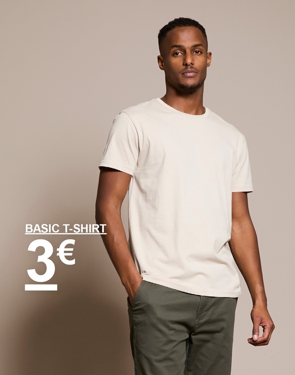 Mann in beigem T-Shirt und olivgrüner Hose steht vor beigem Hintergrund. Text auf dem Bild zeigt: „Basic T-Shirt 3 €“.
