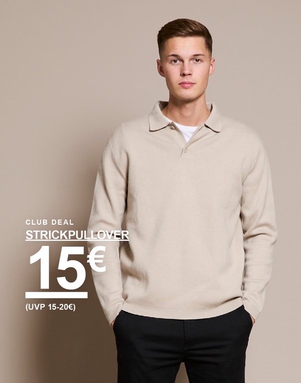 Mann in beigem Strickpullover und schwarzer Hose steht vor beigem Hintergrund. Text auf dem Bild zeigt: „Club Deal Strickpullover 15 € (UVP 15–20 €)“.