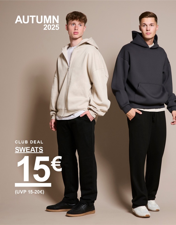 Zwei Männer in Freizeitsets; der eine trägt eine beige Kapuzenjacke und schwarze Hose, der andere einen dunkelgrauen Hoodie und schwarze Hose. Text auf dem Bild zeigt: „Club Deal Sweats 15 € (UVP 15–20 €)“.