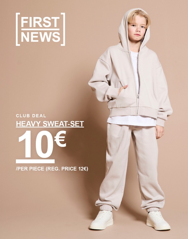 Ein Junge in einem beigen Heavy-Sweat-Set mit Zip-Hoodie und Hose. Kampagnentext: “CLUB DEAL, HEAVY SWEAT-SET, 10€ /PER PIECE (REG. PRICE 12€)”.