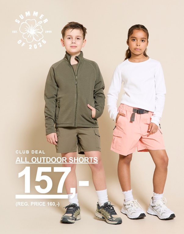 To børn i outdoor shorts og overdele i farverne grøn og lyserød foran en lys baggrund. SUMMER OF 2026 CLUB DEAL ALL OUTDOOR SHORTS 157,- (REG. PRICE 200€)