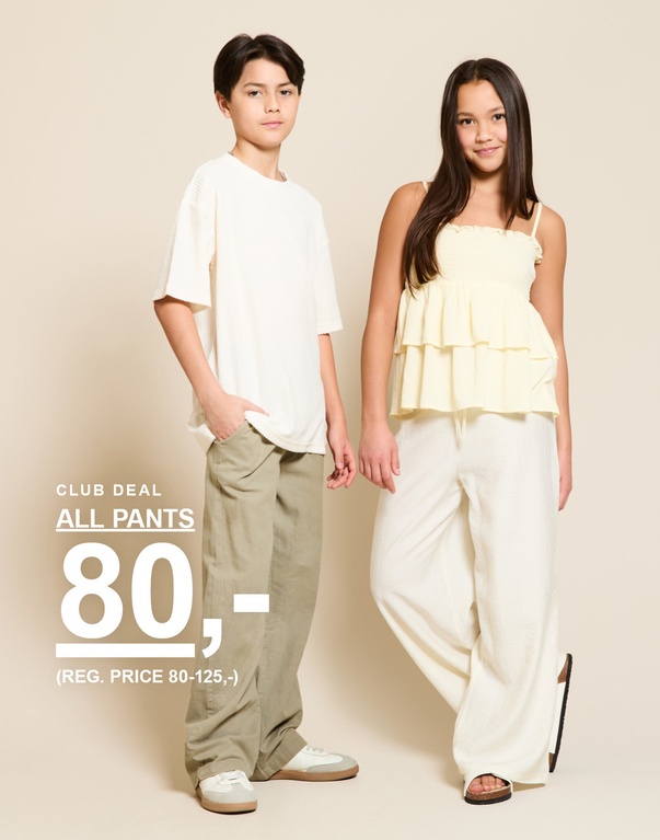 To børn i lyse overdele og bukser i farverne grøn og hvid foran en lys baggrund. CLUB DEAL ALL PANTS 80,- (REG. PRICE 80-125,-)