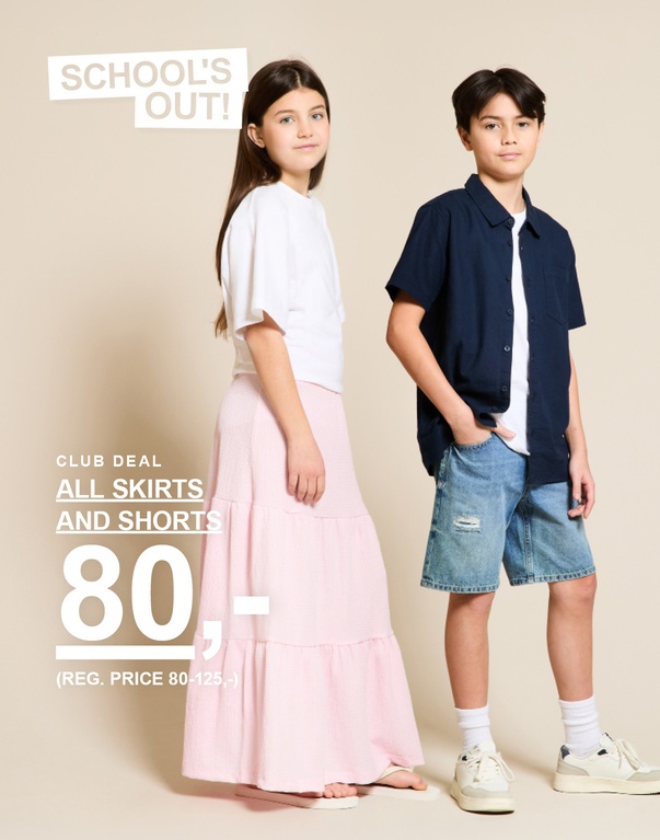 Tre børn i nederdele og shorts i farverne lyserød, denim og blå foran en lys baggrund. SCHOOL'S OUT! CLUB DEAL ALL SKIRTS AND SHORTS 80,- (REG. PRICE 80-125,-)