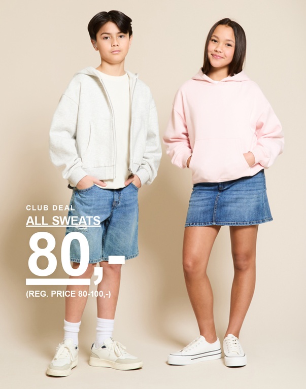 To børn i hoodie og sweatshirt med denimshorts og nederdel foran en lys baggrund. SCHOOL'S OUT! CLUB DEAL ALL SWEATS 80,- (REG. PRICE 80-100,-)