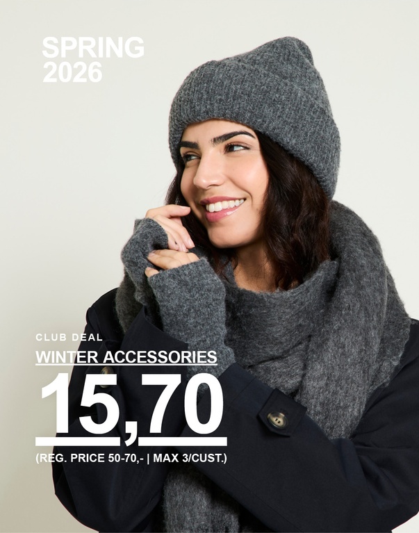 Kvinde i grå strikket hue og gråt halstørklæde, iført sort jakke mod lys baggrund. Club deal winter accessories 15,70 (reg. price 50–70,- | max 3/cust.)