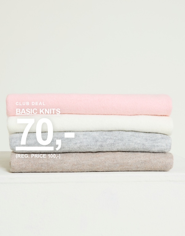 En stak bløde striktrøjer i lyserød, hvid, lysegrå og beige ligger oven på hinanden. Tekst: Club deal Basic knits 70,- (Reg. price 100,-)
