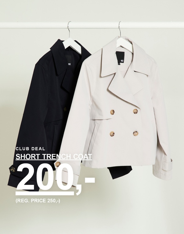 Korte trenchcoats i sort og beige. Kampagnetekst: 'CLUB DEAL, SHORT TRENCH COAT, 200,- (NORMALPRIS 250,-)'.