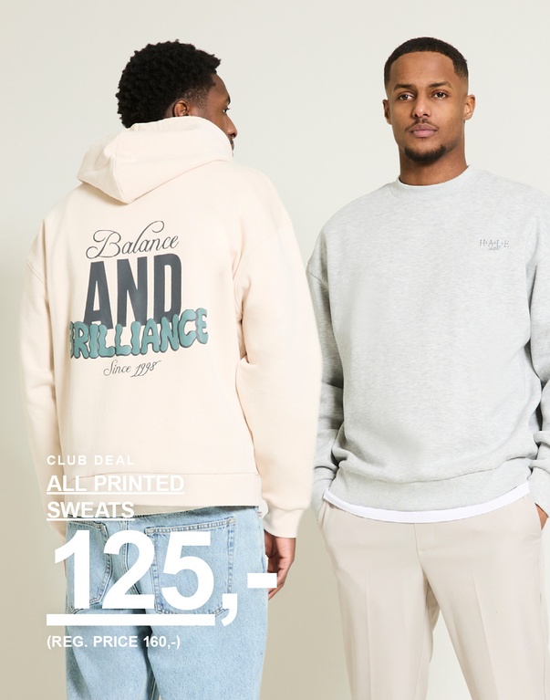To mænd i sweatshirt og hoodie med print i beige og grå mod lys baggrund. Club deal all printed sweats 125,- (reg. price 160,-)