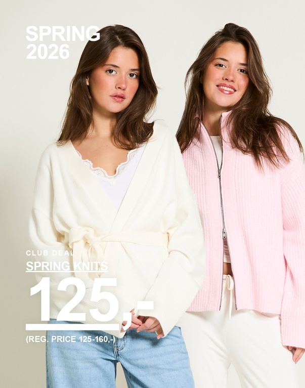 To piger i strikkede cardigans, en offwhite slå-om-model og en rosa cardigan med lynlås. Kampagnetekst: 'CLUB DEAL, SPRING KNITS, 125,- (NORMALPRIS 125-160,-)'.