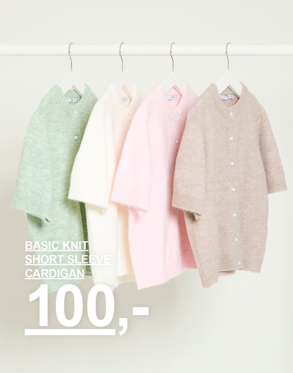 Slå-om striktrøjer i rosa, grå, beige og hvid hængende på bøjler mod lys baggrund. WRAP KNIT SWEATER 100,-