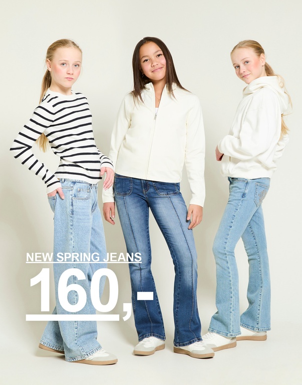 Tre børn i sweatshirts og sweatpants i lyseblå, rosa og offwhite mod lys baggrund. SPRING 2026 CLUB DEAL ALL SWEATS 80,- (REG. PRICE 80-100,-)