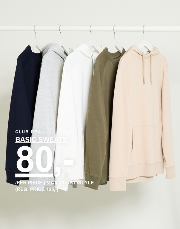 Flere hoodies i mørkeblå, grå, hvid, olivengrøn og beige på bøjler mod lys baggrund. Club deal basic sweats 80,- /per piece | max 1/cust./style. (reg. price 125,-)