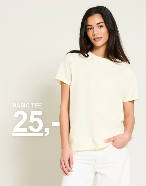 T-shirt i lysegul. Kampagnetekst: 'BASIC TEE, 25,-'.