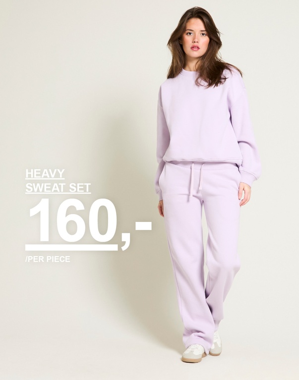 Lyse­lilla heavy sweat set. Kampanjtext: "HEAVY SWEAT SET, 160,- /PER PIECE".