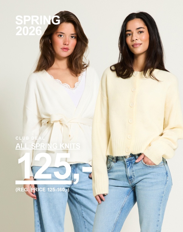 To kvinder i striktrøjer, en hvid slå-om cardigan og en lysegul cardigan. Kampagnetekst: "CLUB DEAL, ALL SPRING KNITS, 125,- (NORMALPRIS 125–160,-)".