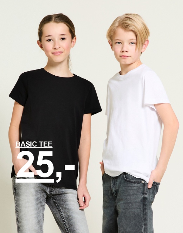 To børn i t-shirts i sort og hvid. Kampagnetekst: “BASIC TEE, 25,-”