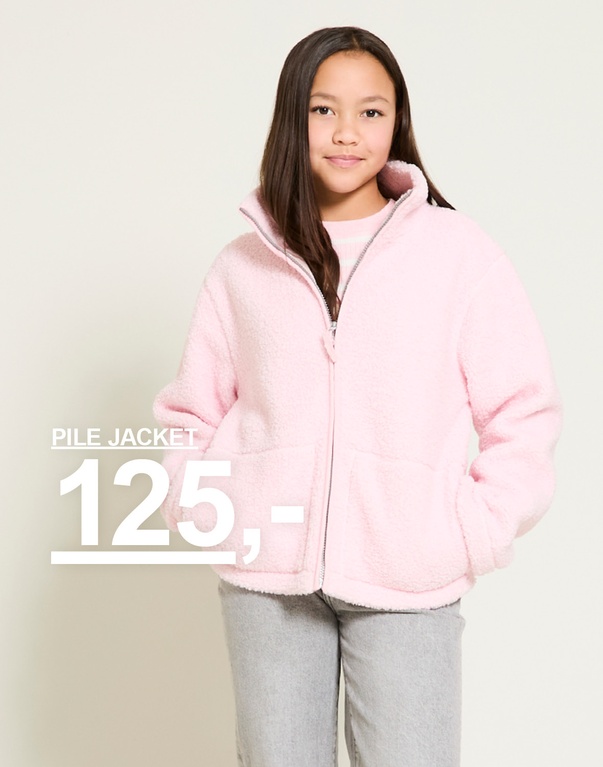Et barn i lyserød fleecejakke og grå bukser. Kampagnetekst: “PILE JACKET, 125,-”