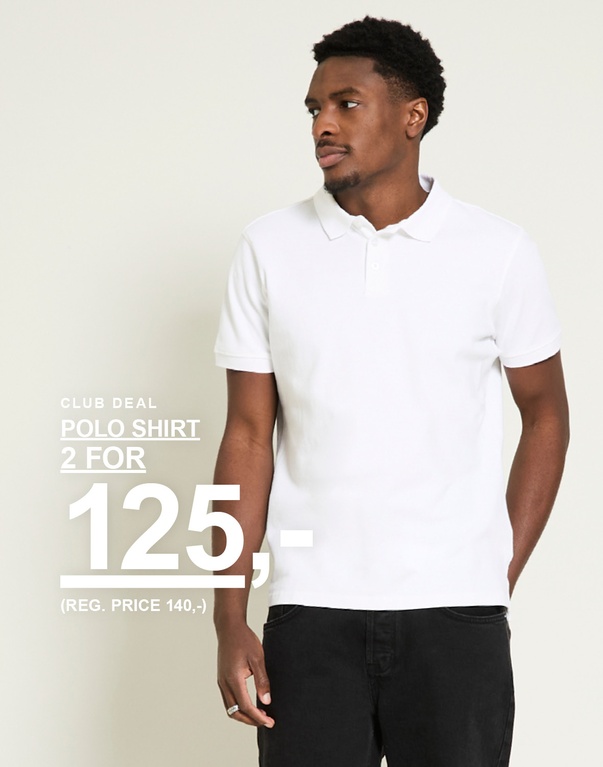 Mand i hvid polo og sorte jeans mod lys baggrund. Club deal. Polo shirt 2 for 125,- (Reg. price 140,-)