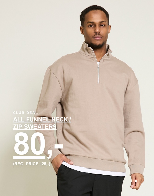 Mand i beige funnel neck sweatshirt med lynlås og mørke bukser mod lys baggrund. Club deal. All funnel neck / zip sweaters 80,- (Reg. price 125,-)