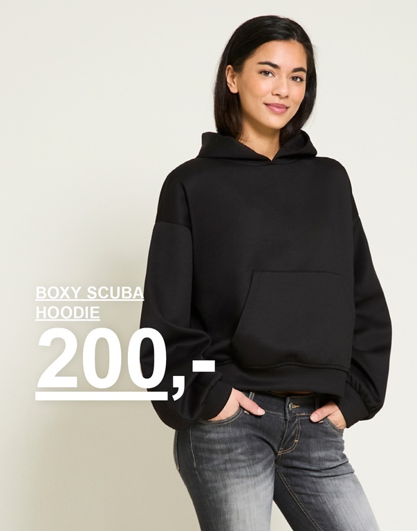 Kvinde i sort boxy scuba hoodie. Kampagnetekst: "BOXY SCUBA HOODIE, 200,-".