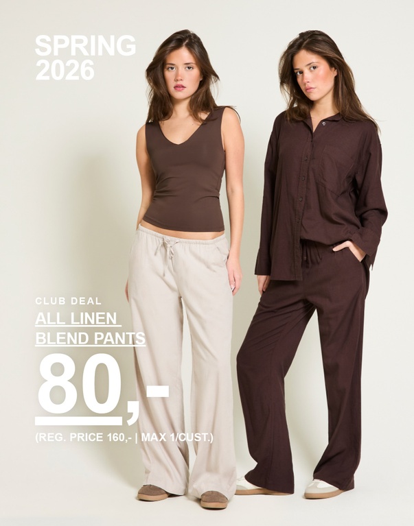 Tre kvinder i hørbukser, et par sorte, et par beige og et par brune. Kampagnetekst: "CLUB DEAL, ALL LINEN BLEND PANTS, 80,- (NORMALPRIS 160,- | MAX 1/KUNDE)".