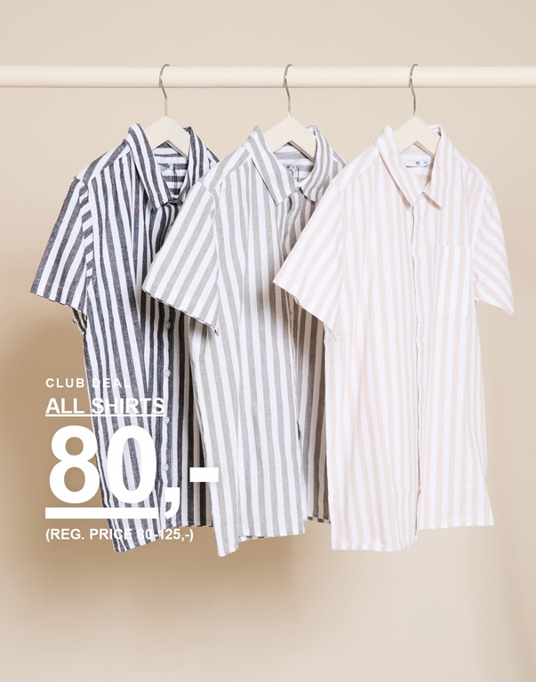 Tre stribede kortærmede skjorter i farverne blå, grøn og hvid på bøjler foran en lys baggrund. CLUB DEAL ALL SHIRTS 80,- (REG. PRICE 80-125,-)