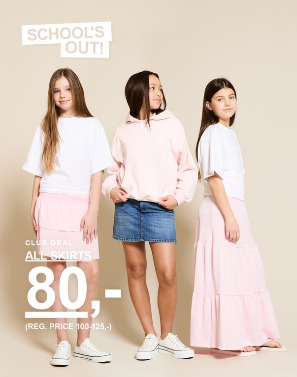 Tre børn i nederdele i farverne lyserød og denim foran en lys baggrund. SCHOOL'S OUT! CLUB DEAL ALL SKIRTS 80,- (REG. PRICE 100-125,-)