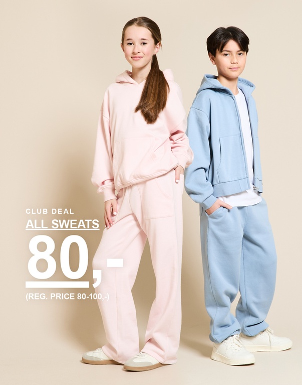 Tre børn i hoodies og sweatpants i farverne lyserød, blå og gul foran en lys baggrund. SCHOOL'S OUT! CLUB DEAL ALL SWEATS 80,- (REG. PRICE 80-100,-)  5. Shorts To børn i denimshorts og overdele i farverne blå og lyserød foran en lys baggrund. CLUB DEAL ALL SHORTS 80,- (REG. PRICE 80-125,-)
